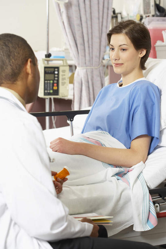 西方人,两个人,医生,病人,医院,坐,竖图,室内,白天,正面,工作服,制服,床,欧洲,非洲,黑人,欧洲人,握,装饰,墙,床单,拿,拿着,注视,被子,墙壁,墙面,白色,帘子,病床,观察,看,医护人员,医疗人员,握着,观看,华丽,修饰,门帘,点缀,察看,被单,关注,病患,医疗器械,医疗工具,医疗机构,病号服,衬托,美观,雅致,雅观,工作制服,男人,男性,年轻男性,年轻女性,女人,女性,白种人,非洲人,大夫,患者,就医者,坐着,半身,彩图,工作套服,病院,诊所,病患服,血糖检测仪,血糖仪,护理床,医疗床