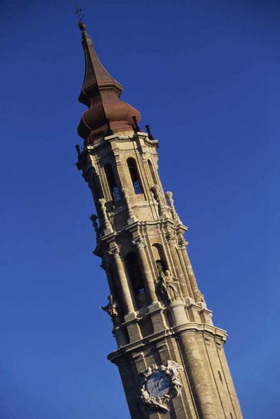 无人,教堂,竖图,室外,白天,仰视,旅游,度假,标志建筑,地标,建筑,西班牙,欧洲,阴影,节日,光线,影子,塔,倾斜,文化,娱乐,建设,蓝色,蓝天,天空,阳光,天,祈祷,享受,休闲,健康,旅游胜地,放松,许愿,宗教,信仰,晴朗,纪念,祈求,南欧,歪斜,信念,万里无云,西班牙王国,阿拉贡,阿拉贡自治区,萨拉戈萨,萨拉戈萨省,平安,晴空,晴空万里,彩图,低角度拍摄,大教堂,礼拜堂