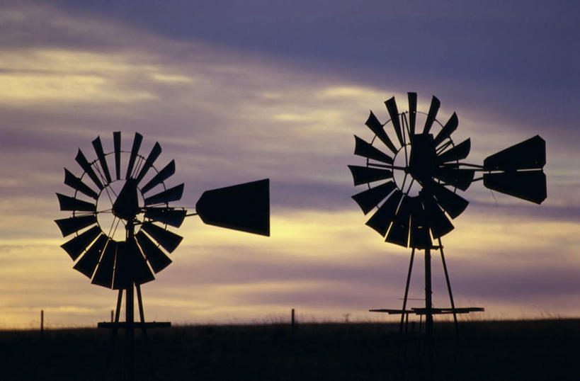 无人,横图,室外,白天,正面,旅游,度假,农业,风能,风力发电机,美景,日落,风车,环保,电力,景观,晚霞,霞光,落日,背光,娱乐,设备,自然,黄昏,享受,休闲,发电,机械,景色,彩霞,放松,工业,能源,资源,风力机,自然风光,逆光,利用,低碳,两座,夕照,风力发电,夕阳,彩图,斜阳