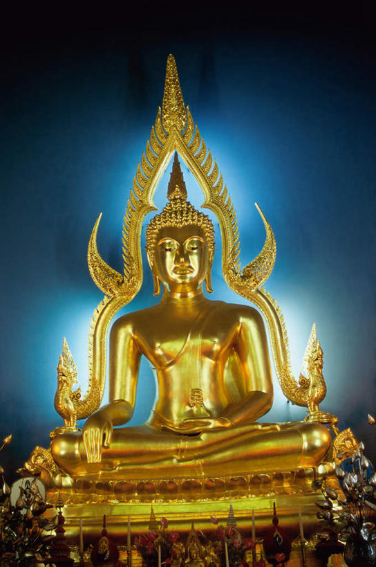 无人,寺庙,坐,盘腿,竖图,室内,白天,正面,旅游,度假,标志建筑,地标,建筑,金属制品,雕塑,曼谷,泰国,亚洲,阴影,节日,艺术,装饰,反射,金属,雕刻,雕像,影子,首都,燃烧,文化,娱乐,建设,香火,工艺品,庙宇,祈祷,享受,休闲,健康,旅游胜地,放松,许愿,宗教,东南亚,信仰,纪念,祈求,美术,主题,陈列,云石寺,大理石寺,泰王国,功能,美学,平安,盘腿而坐,盘膝,盘着腿的,盘着腿坐,双腿交叉,坐着,彩图,全身,庙,寺
