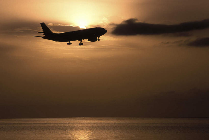 无人,横图,室外,白天,仰视,旅游,度假,海浪,海洋,美景,日落,飞机,飞翔,飞行,景观,浪花,水平线,晚霞,霞光,落日,辽阔,交通,海平线,背光,翱翔,娱乐,航空,飞,自然,海水,黄昏,交通工具,享受,休闲,广阔,景色,彩霞,放松,运输,一架,一望无际,客机,自然风光,载具,逆光,海景,无边无际,一马平川,夕照,大海,风浪,海,海水的波动,近岸浪,涌浪,夕阳,彩图,低角度拍摄,水天相接,水天一线,斜阳