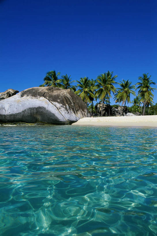 无人,竖图,室外,白天,正面,旅游,度假,海浪,海洋,石头,美景,沙滩,山,山脉,植物,棕榈树,叶子,加勒比海,阴影,光线,沙子,石子,影子,海岸,景观,浪花,山峰,绿叶,沙地,山峦,娱乐,树,树木,蓝色,绿色,蓝天,天空,阳光,自然,海水,群山,天,享受,休闲,嫩叶,景色,南美,放松,生长,晴朗,成长,南美洲,拉丁美洲,自然风光,美洲,海景,棕榈叶,沉积岩,万里无云,英属维尔京群岛,英属维京群岛,维京群岛,亚美利加洲,南亚美利加洲,处女群岛,维尔京戈尔达岛,维尔京群岛,英属处女群岛,水成岩,叶,叶片,大海,风浪,海,海水的波动,海滩,近岸浪,石块,岩石,涌浪,晴空,晴空万里,彩图