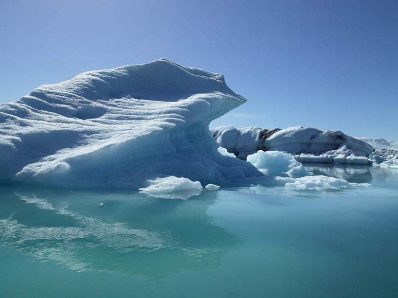 无人,横图,室外,白天,正面,旅游,度假,湖,湖泊,石头,美景,山,水,雪,雪山,大雪,欧洲,冰岛,阴影,光线,石子,影子,冰,湖面,积雪,景观,山顶,山峰,水流,水面,雪景,冬季,冬天,山峦,娱乐,蓝色,蓝天,天空,阳光,自然,湖水,天,享受,休闲,景色,放松,寒冷,晴朗,冰冷,自然风光,北欧,沉积岩,万里无云,冰岛共和国,杰古沙龙湖,严寒,冰凉,酷寒,凛冽,凛凛,极冷,瓦特纳冰原,颠峰,极峰,水成岩,石块,岩石,晴空,晴空万里,彩图