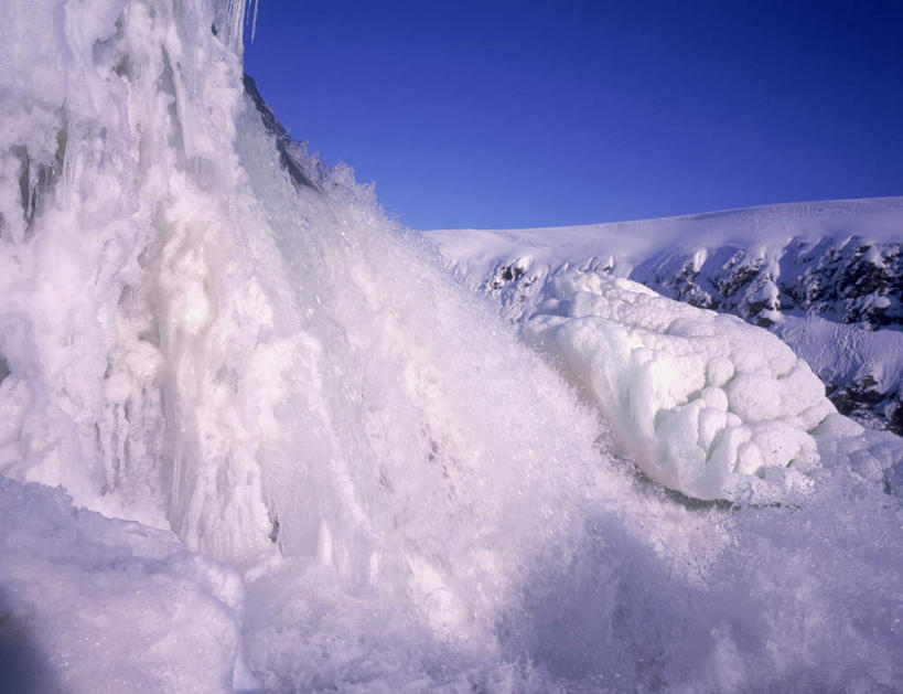 无人,横图,室外,白天,正面,旅游,度假,石头,美景,山,雪,雪山,大雪,欧洲,冰岛,阴影,光线,石子,影子,冰,积雪,景观,山顶,山峰,雪景,冬季,冬天,山峦,娱乐,蓝色,蓝天,天空,阳光,自然,天,享受,休闲,景色,放松,寒冷,晴朗,冰冷,自然风光,北欧,沉积岩,万里无云,冰岛共和国,严寒,冰凉,酷寒,凛冽,凛凛,极冷,颠峰,极峰,居德瀑布,水成岩,石块,岩石,晴空,晴空万里,彩图