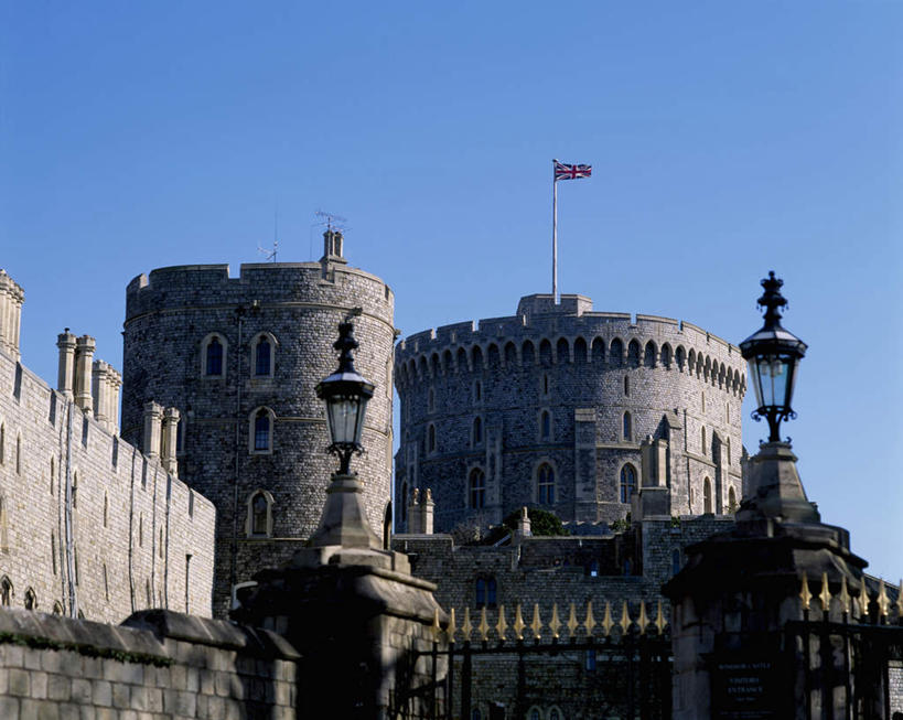 无人,横图,室外,白天,仰视,旅游,度假,石头,标志建筑,地标,建筑,路灯,旗帜,照明,英国,欧洲,阴影,光线,石子,影子,堡垒,城堡,墙,灯光,娱乐,旗子,建设,英格兰,温莎城堡,墙壁,墙面,灯,蓝色,蓝天,天空,阳光,天,享受,休闲,旅游胜地,放松,晴朗,照亮,照明设备,西欧,要塞,大不列颠,大不列颠及北爱尔兰联合王国,万里无云,温莎古堡,旌旗,旗号,大不列颠联合王国,日不落英帝国,英吉利,设防,温莎镇,石块,晴空,晴空万里,彩图,低角度拍摄