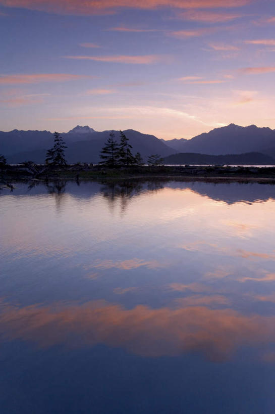无人,竖图,室外,白天,正面,旅游,度假,河流,美景,日落,山,山脉,树林,水,峡谷,植物,美国,阴影,波纹,光线,影子,河水,景观,山峰,水流,晚霞,霞光,落日,涟漪,山峦,娱乐,树,树木,绿色,水纹,阳光,自然,黄昏,波浪,群山,享受,休闲,景色,彩霞,放松,生长,成长,波光粼粼,北美,北美洲,自然风光,美洲,俄勒冈州,胡德河峡谷,俄勒冈,水晕,北亚美利加洲,亚美利加洲,落日之州,水獭之州,海狸州,胡得山,夕照,夕阳,彩图,斜阳