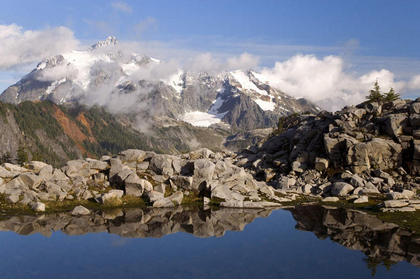 无人,横图,室外,白天,正面,旅游,度假,湖,湖泊,石头,美景,山,水,雪,雪山,大雪,美国,阴影,光线,石子,影子,冰,湖面,积雪,景观,山峰,水流,水面,雪景,云,云朵,冬季,冬天,山峦,首都,云彩,娱乐,蓝色,白云,蓝天,天空,阳光,自然,湖水,天,享受,休闲,景色,放松,寒冷,晴朗,冰冷,北美,北美洲,自然风光,美洲,华盛顿特区,华盛顿哥伦比亚特区,华府,北亚美利加洲,亚美利加洲,严寒,冰凉,酷寒,凛冽,凛凛,极冷,贝克山.斯诺夸尔米国家森林公园,石块,岩石,晴空,彩图