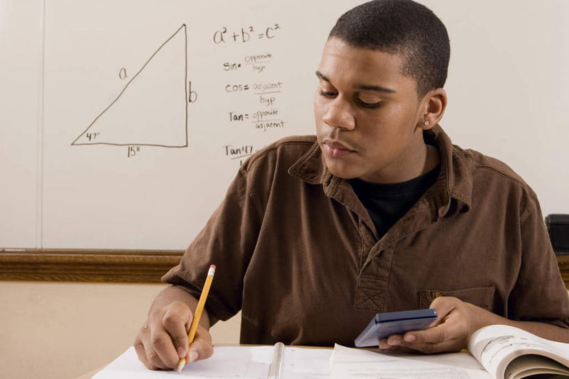 西方人,一个人,学校,坐,横图,室内,白天,正面,计算器,桌子,书籍,欧洲,非洲,黑人,欧洲人,仅一个男性,仅一个人,握,服装,计算,科学,笔,三角形,图形,办公用品,记事本,几何,拿,拿着,注视,休闲装,书桌,校园,文具,仅一个年轻男性,衣服,白板,本子,笔记本,课桌,铅笔,学习用品,观察,看,休闲,教室,休闲服,握着,理财,财务,服饰,观看,文具用品,察看,书写,关注,数学,记录板,直角三角形,记事板,男人,男性,年轻男性,非洲人,书,图书,坐着,半身,彩图,Rt三角形,几何图形