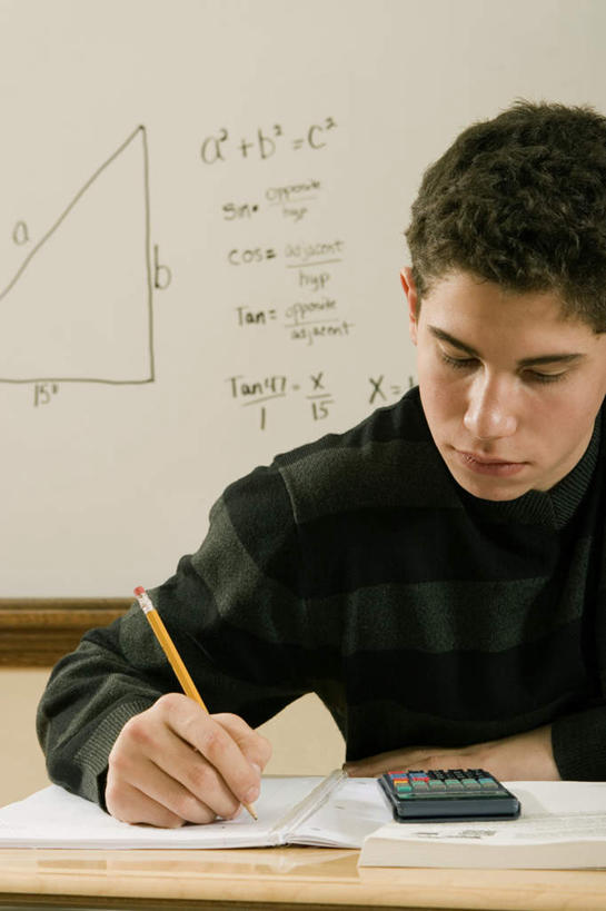 西方人,一个人,学校,坐,竖图,室内,白天,正面,计算器,桌子,欧洲,欧洲人,仅一个男性,仅一个人,握,服装,朦胧,模糊,计算,科学,英文,笔,标志,三角形,图形,文字,字符,字母,墙,办公用品,记事本,几何,拿,拿着,注视,休闲装,标识,书桌,校园,墙壁,墙面,文具,仅一个年轻男性,衣服,白色,白板,本子,笔记本,课桌,铅笔,学习用品,观察,看,休闲,教室,休闲服,握着,理财,财务,服饰,观看,英文字母,文具用品,察看,书写,关注,数学,记录板,直角三角形,阿拉伯文,记事板,阿拉伯语,阿拉伯字母,男人,男性,年轻男性,白种人,坐着,半身,彩图,Rt三角形,几何图形