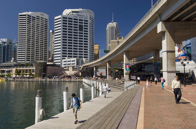 西方人,高楼大厦,码头,走,横图,室外,白天,正面,度假,美景,城市风光,标志建筑,城市,大厦,地标,港口,建筑,摩天大楼,欧洲,澳大利亚,欧洲人,阴影,服装,光线,影子,景观,建筑群,许多人,注视,休闲装,娱乐,建设,衣服,蓝色,蓝天,天空,阳光,天,观察,看,一群人,享受,休闲,休闲服,景色,放松,服饰,晴朗,观看,察看,关注,大洋洲,悉尼,澳洲,万里无云,南方大陆,首府,澳大利亚联邦,新州,新南威尔士,新南威尔士州,达令港,情人港,男人,男性,年轻男性,年轻女性,女人,女性,白种人,晴空,晴空万里,步行,散步,走路,半身,彩图,摆渡口,埠头,大楼,渡口,渡头,港湾,高层建筑,高楼,海港,货运码头,口岸,摩天楼,商港