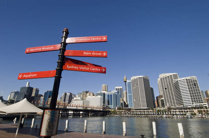 无人,高楼大厦,码头,横图,室外,白天,仰视,度假,美景,城市风光,标志建筑,城市,大厦,地标,港口,建筑,摩天大楼,指示牌,船,澳大利亚,一艘,阴影,波纹,飞溅,溅,光线,英文,标志,路标,文字,液体,影子,字符,字母,景观,水滴,建筑群,娱乐,标识,建设,路牌,游轮,游船,水珠,蓝色,蓝天,水纹,天空,阳光,船尾波,交通工具,波浪,天,享受,休闲,景色,放松,晴朗,英文字母,喷洒,载具,大洋洲,悉尼,澳洲,万里无云,南方大陆,首府,澳大利亚联邦,旅游船,新州,新南威尔士,新南威尔士州,达令港,情人港,晴空,晴空万里,彩图,低角度拍摄,摆渡口,埠头,大楼,渡口,渡头,港湾,高层建筑,高楼,海港,货运码头,口岸,摩天楼,商港