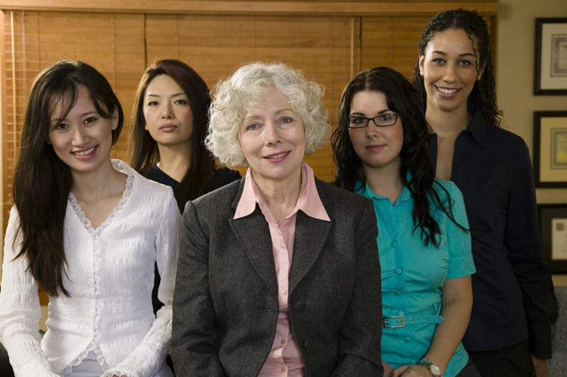 东方人,西方人,同事,商务人士,商务女性,站,笑,微笑,露齿笑,横图,室内,白天,正面,成功,合作,团队,集体,信心,窗户,欧洲,非洲,黑人,欧洲人,亚洲,五个人,一排,阴影,套装,整齐,时间,反射,时钟,手表,眼镜,影子,百叶窗,墙,许多人,计时,注视,黄种人,队伍,墙壁,墙面,排列,钟表,观察,看,站着,一群人,表,观看,三幅,腕表,察看,领导,成就,队列,关注,挂画,商务装,合伙,领袖,近视眼镜,工薪阶层,老年女性,年轻女性,女人,女性,白种人,非洲人,亚洲人,白领,上班族,钟,装饰画,站立,半身,彩图