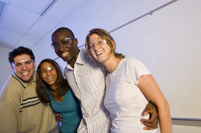 西方人,四个人,伙伴,朋友,学校,站,笑,微笑,露齿笑,横图,室内,白天,仰视,毛衣,友谊,安全,欧洲,非洲,黑人,欧洲人,阴影,服装,反射,眼镜,影子,墙,防护,注视,休闲装,校园,墙壁,墙面,衣服,白色,白板,观察,看,站着,休闲,教室,同学,休闲服,搭,服饰,观看,护目镜,保护,察看,校友,搭着,关注,保险,记录板,线衫,记事板,保全,周全,安稳,安定,同窗,学友,安全防护眼镜,平安,友情,男人,男性,年轻男性,年轻女性,女人,女性,白种人,非洲人,站立,半身,彩图,低角度拍摄,绒衣,套衫,套头毛衣,线衣,四副,防护眼镜