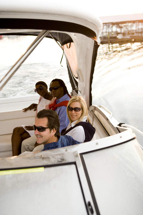 西方人,四个人,家庭,夫妻,伙伴,朋友,栏杆,坐,笑,微笑,露齿笑,竖图,室外,白天,侧面,爱情,友谊,海浪,海洋,船,欧洲,非洲,黑人,欧洲人,一艘,阴影,服装,光线,墨镜,眼镜,影子,浪花,围栏,游艇,浪漫,扭头,注视,休闲装,护栏,衣服,阳光,海水,太阳镜,太阳眼镜,交通工具,观察,看,转头,休闲,温暖,温馨,一家人,休闲服,遮阳镜,恩爱,恋人,服饰,观看,和睦,察看,关注,载具,海景,友情,男人,男性,女人,女性,中年男性,中年女性,白种人,非洲人,夫妇,情侣,大海,风浪,海,海水的波动,近岸浪,涌浪,坐着,半身,彩图,四副,伴侣,融洽