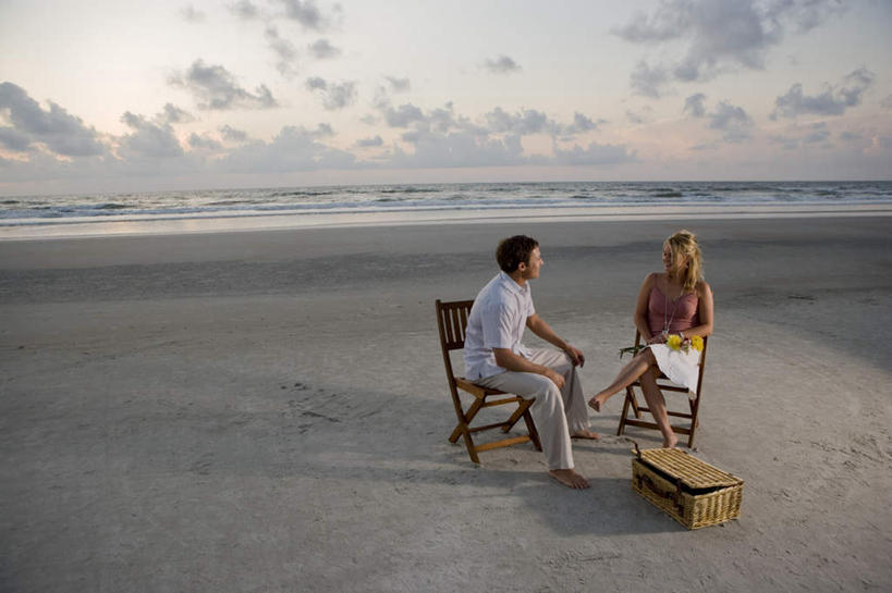 西方人,两个人,坐,笑,交叉,微笑,露齿笑,横图,室外,白天,正面,爱情,海浪,海洋,日落,沙滩,竹子,椅子,欧洲,欧洲人,竹制,服装,编织,篮子,沙子,木椅,海岸,浪花,水平线,晚霞,霞光,落日,辽阔,海平线,沙地,浪漫,二郎腿,注视,休闲装,衣服,海水,黄昏,竹篮,观察,看,休闲,广阔,温暖,温馨,休闲服,彩霞,恩爱,恋人,服饰,观看,竹条,一望无际,交织,和睦,察看,竹制品,关注,海景,穿插,无边无际,一马平川,夕照,男人,男性,年轻男性,年轻女性,女人,女性,白种人,情侣,大海,风浪,海,海水的波动,海滩,近岸浪,涌浪,夕阳,坐着,彩图,全身,伴侣,融洽,水天相接,水天一线,斜阳