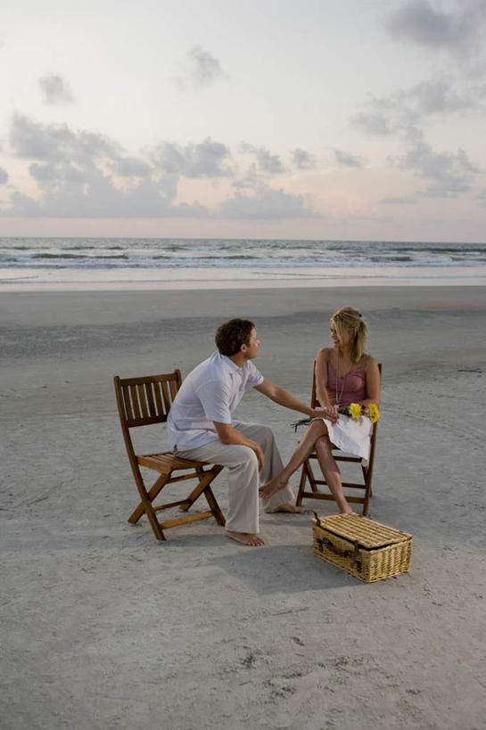 西方人,两个人,坐,笑,交叉,微笑,露齿笑,竖图,室外,白天,正面,爱情,海浪,海洋,日落,沙滩,竹子,椅子,欧洲,欧洲人,竹制,服装,编织,篮子,沙子,木椅,海岸,浪花,水平线,晚霞,霞光,落日,辽阔,海平线,沙地,浪漫,二郎腿,注视,休闲装,衣服,海水,黄昏,竹篮,观察,看,休闲,广阔,温暖,温馨,休闲服,彩霞,恩爱,恋人,服饰,观看,竹条,一望无际,交织,和睦,察看,竹制品,关注,海景,穿插,无边无际,一马平川,夕照,男人,男性,年轻男性,年轻女性,女人,女性,白种人,情侣,大海,风浪,海,海水的波动,海滩,近岸浪,涌浪,夕阳,坐着,彩图,全身,伴侣,融洽,水天相接,水天一线,斜阳