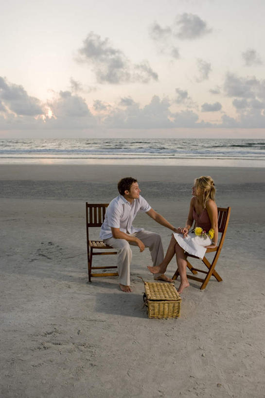 西方人,两个人,坐,笑,交叉,微笑,露齿笑,竖图,室外,白天,正面,爱情,海浪,海洋,日落,沙滩,竹子,椅子,欧洲,欧洲人,竹制,服装,编织,篮子,沙子,木椅,海岸,浪花,水平线,晚霞,霞光,落日,辽阔,海平线,沙地,浪漫,二郎腿,注视,休闲装,衣服,海水,黄昏,竹篮,观察,看,休闲,广阔,温暖,温馨,休闲服,彩霞,恩爱,恋人,服饰,观看,竹条,一望无际,交织,和睦,察看,竹制品,关注,海景,穿插,无边无际,一马平川,夕照,男人,男性,年轻男性,年轻女性,女人,女性,白种人,情侣,大海,风浪,海,海水的波动,海滩,近岸浪,涌浪,夕阳,坐着,彩图,全身,伴侣,融洽,水天相接,水天一线,斜阳