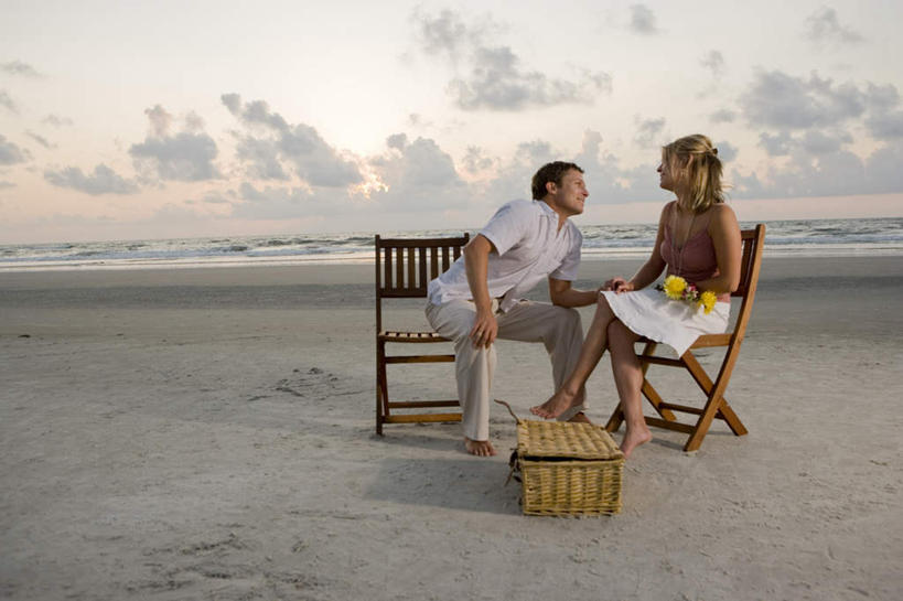 西方人,两个人,坐,握手,笑,说,交叉,微笑,露齿笑,横图,室外,白天,正面,爱情,讨论,海浪,海洋,日落,沙滩,竹子,椅子,欧洲,欧洲人,竹制,服装,编织,篮子,沙子,木椅,海岸,浪花,水平线,晚霞,霞光,落日,辽阔,海平线,沙地,浪漫,二郎腿,注视,休闲装,衣服,海水,黄昏,竹篮,观察,看,休闲,广阔,温暖,温馨,休闲服,彩霞,恩爱,恋人,服饰,观看,竹条,一望无际,交织,和睦,察看,竹制品,关注,海景,穿插,无边无际,一马平川,夕照,交流,男人,男性,年轻男性,年轻女性,女人,女性,白种人,情侣,大海,风浪,海,海水的波动,海滩,近岸浪,涌浪,夕阳,搀手,沟通,讲话,交谈,拉手,商讨,手搀手,手拉手,手牵手,手握手,说话,谈话,坐着,彩图,全身,伴侣,融洽,水天相接,水天一线,斜阳