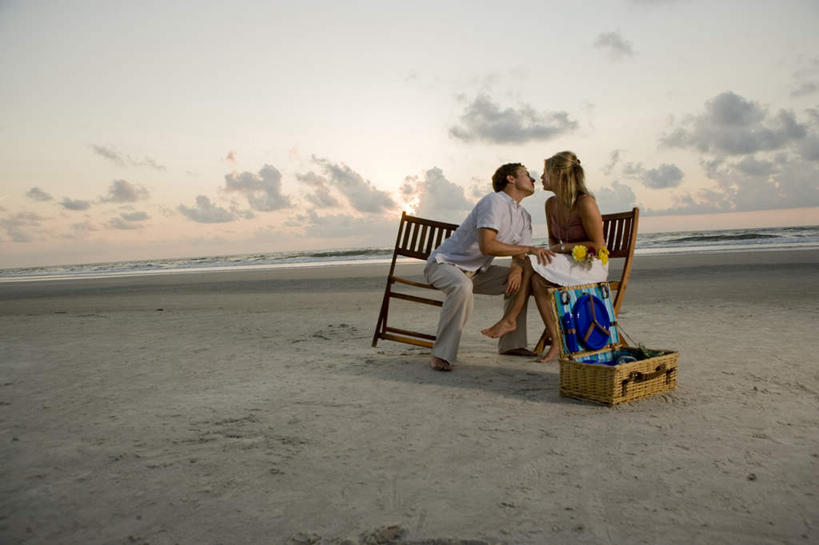 西方人,两个人,坐,握手,笑,说,交叉,微笑,露齿笑,横图,室外,白天,正面,爱情,讨论,海浪,海洋,日落,沙滩,竹子,椅子,欧洲,欧洲人,竹制,服装,编织,篮子,沙子,木椅,海岸,浪花,水平线,晚霞,霞光,落日,辽阔,海平线,沙地,浪漫,二郎腿,注视,休闲装,衣服,海水,黄昏,竹篮,观察,看,休闲,广阔,温暖,温馨,休闲服,彩霞,恩爱,恋人,服饰,观看,竹条,一望无际,交织,和睦,察看,竹制品,关注,海景,穿插,无边无际,一马平川,夕照,交流,男人,男性,年轻男性,年轻女性,女人,女性,白种人,情侣,大海,风浪,海,海水的波动,海滩,近岸浪,涌浪,夕阳,搀手,沟通,讲话,交谈,拉手,商讨,手搀手,手拉手,手牵手,手握手,说话,谈话,坐着,彩图,全身,伴侣,融洽,水天相接,水天一线,斜阳