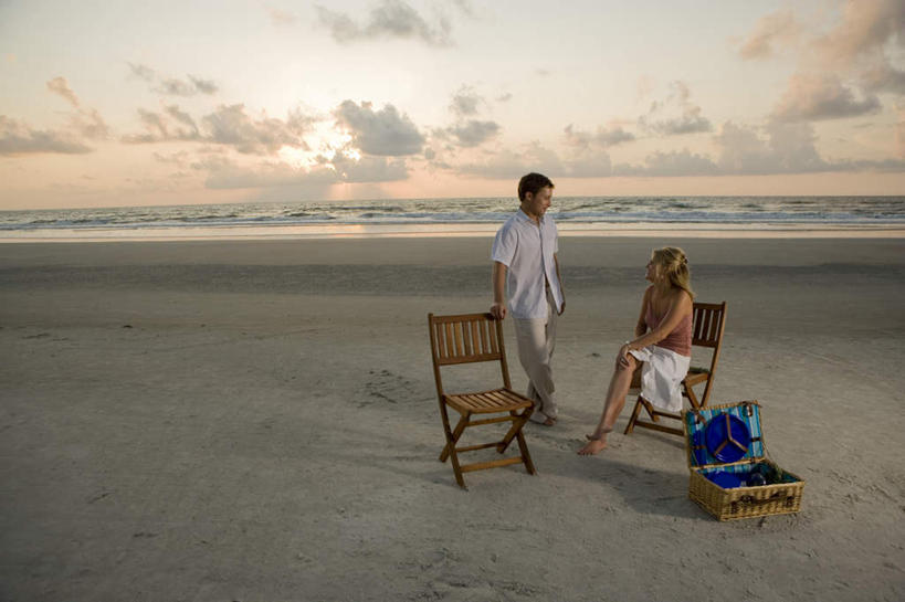 西方人,两个人,站,坐,笑,交叉,微笑,露齿笑,横图,室外,白天,正面,爱情,海浪,海洋,日落,沙滩,竹子,椅子,欧洲,欧洲人,竹制,服装,编织,篮子,沙子,木椅,海岸,浪花,水平线,晚霞,霞光,落日,辽阔,海平线,沙地,浪漫,注视,休闲装,衣服,海水,黄昏,竹篮,观察,看,站着,休闲,广阔,温暖,温馨,休闲服,彩霞,恩爱,恋人,服饰,观看,竹条,一望无际,交织,和睦,察看,竹制品,关注,海景,穿插,无边无际,一马平川,夕照,男人,男性,年轻男性,年轻女性,女人,女性,白种人,情侣,大海,风浪,海,海水的波动,海滩,近岸浪,涌浪,夕阳,站立,坐着,彩图,全身,伴侣,融洽,水天相接,水天一线,斜阳