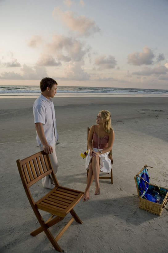 西方人,两个人,站,坐,笑,交叉,微笑,露齿笑,竖图,室外,白天,正面,爱情,海浪,海洋,日落,沙滩,竹子,椅子,欧洲,欧洲人,竹制,服装,编织,篮子,沙子,木椅,海岸,浪花,水平线,晚霞,霞光,落日,辽阔,海平线,沙地,浪漫,注视,休闲装,衣服,海水,黄昏,竹篮,观察,看,站着,休闲,广阔,温暖,温馨,休闲服,彩霞,恩爱,恋人,服饰,观看,竹条,一望无际,交织,和睦,察看,竹制品,关注,海景,穿插,无边无际,一马平川,夕照,男人,男性,年轻男性,年轻女性,女人,女性,白种人,情侣,大海,风浪,海,海水的波动,海滩,近岸浪,涌浪,夕阳,站立,坐着,彩图,全身,伴侣,融洽,水天相接,水天一线,斜阳