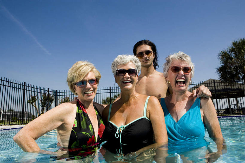 西方人,肌肉,健壮,四个人,伙伴,朋友,体育馆,游泳池,家,栏杆,站,笑,微笑,露齿笑,横图,室外,白天,仰视,泳装,友谊,水,植物,欧洲,欧洲人,一排,阴影,整齐,光线,墨镜,眼镜,影子,栅栏,房屋,屋子,篱笆,水池,水面,烟雾,公寓,围栏,注视,手叉腰,泳池,洋房,护栏,楼房,裸露,住宅,树,树木,排列,蓝色,绿色,蓝天,天空,阳光,自然,太阳镜,太阳眼镜,天,叉腰,观察,看,站着,健康,遮阳镜,活力,力量,搭,生长,晴朗,成长,观看,青春,污染,废气,察看,游泳馆,强壮,搭着,队列,关注,裸,飞机尾迹,连体泳衣,尾迹云,机尾云,飞机拉烟,云带,尾迹,万里无云,机尾迹,飞机尾气,友情,老年女性,男人,男性,年轻男性,女人,女性,白种人,晴空,晴空万里,站立,半身,彩图,低角度拍摄,泳衣,房子