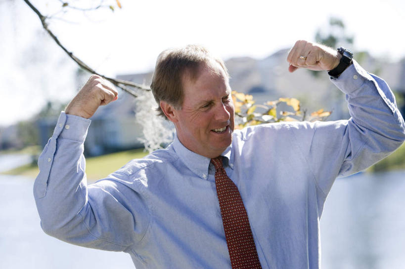 西方人,肌肉,健壮,一个人,商务人士,商务男性,家,站,举,笑,微笑,露齿笑,横图,室外,白天,正面,衬衫,草地,草坪,植物,欧洲,欧洲人,仅一个男性,仅一个人,仅一个中年男性,握,阴影,套装,朦胧,模糊,时间,光线,时钟,手表,影子,房屋,屋子,公寓,领带,计时,注视,洋房,楼房,住宅,草,树,树木,绿色,阳光,自然,钟表,观察,看,托,握拳,站着,健康,表,活力,力量,握着,生长,成长,观看,张开双腿,青春,腕表,察看,强壮,象征,庄重,关注,商务装,身份,工薪阶层,正式,地位,展开双腿,男人,男性,中年男性,白种人,白领,上班族,钟,举起,举手,举着,向上举,向上伸,向上托,站立,半身,彩图,衬衣,房子,伸展双腿