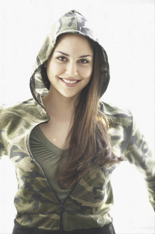 西方人,一个人,站,笑,微笑,露齿笑,竖图,室内,白天,正面,欧洲,欧洲人,仅一个年轻女性,仅一个女性,仅一个人,服装,注视,休闲装,衣服,观察,看,站着,休闲,休闲服,连帽衫,服饰,观看,察看,关注,帽衫,年轻女性,女人,女性,白种人,站立,半身,彩图