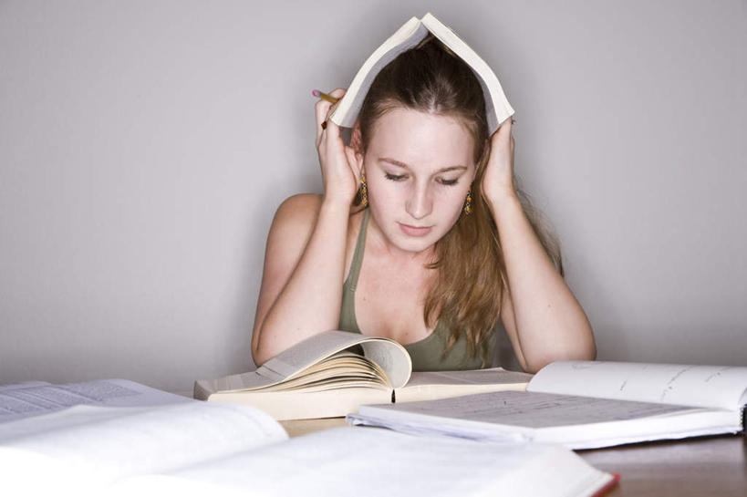 西方人,一个人,学生,坐,横图,室内,白天,正面,失败,桌子,书籍,欧洲,欧洲人,仅一个年轻女性,仅一个女性,仅一个人,握,服装,沮丧,笔,墙,办公用品,拿,拿着,注视,休闲装,书桌,水笔,墙壁,墙面,文具,衣服,灰色,课桌,学习用品,观察,看,休闲,难受,休闲服,无奈,握着,服饰,观看,失望,悲伤,文具用品,察看,伤心,难过,关注,失落,颓废,挫败,受挫,落败,落空,错过,失足,失意,失策,失算,颓丧,衰颓,悲哀,懊丧,颓靡,气馁,丧气,败北,挫折,失利,年轻女性,女人,女性,白种人,书,图书,坐着,半身,彩图