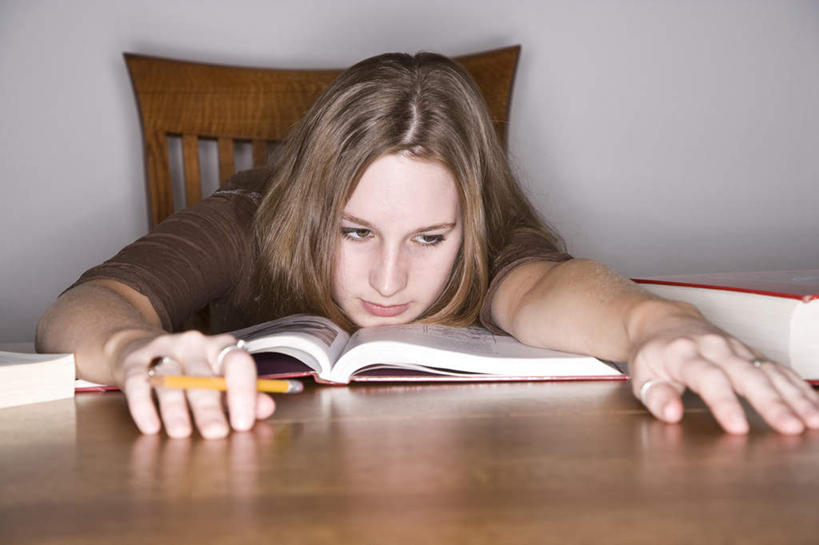 西方人,一个人,学生,横图,室内,白天,正面,失败,桌子,书籍,椅子,欧洲,欧洲人,仅一个年轻女性,仅一个女性,仅一个人,握,服装,沮丧,笔,木椅,墙,办公用品,拿,拿着,注视,休闲装,书桌,墙壁,墙面,文具,衣服,灰色,课桌,铅笔,学习用品,观察,看,趴着,休闲,难受,休闲服,无奈,握着,服饰,观看,失望,悲伤,文具用品,察看,伤心,难过,关注,失落,颓废,挫败,受挫,落败,落空,错过,失足,失意,失策,失算,颓丧,衰颓,悲哀,懊丧,颓靡,气馁,丧气,败北,挫折,失利,年轻女性,女人,女性,白种人,书,图书,趴,半身,彩图