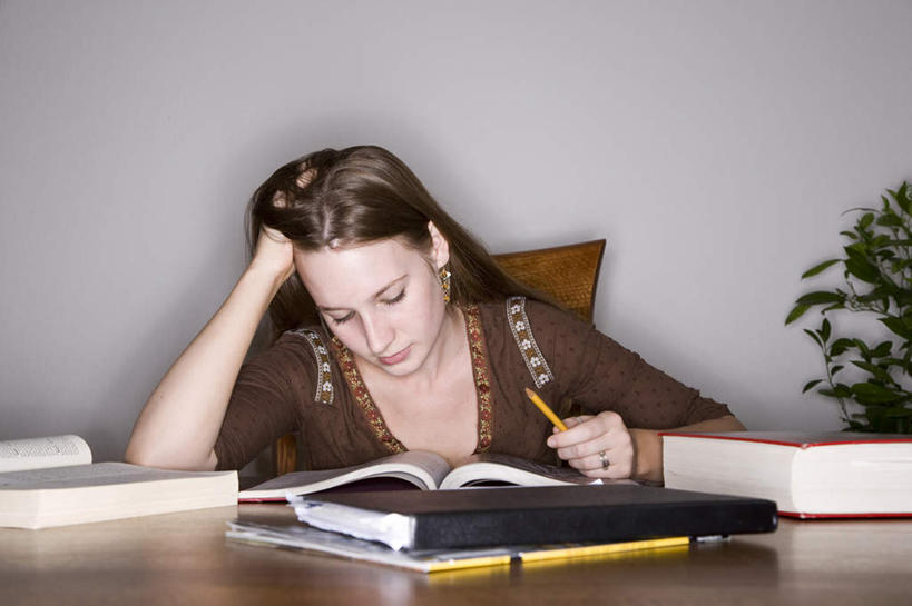 西方人,一个人,学生,坐,横图,室内,白天,正面,失败,植物,桌子,书籍,椅子,欧洲,欧洲人,仅一个年轻女性,仅一个女性,仅一个人,撑,握,服装,沮丧,笔,盆栽,木椅,墙,办公用品,盆景,拿,拿着,托腮,注视,休闲装,书桌,墙壁,墙面,文具,衣服,绿色,灰色,自然,课桌,铅笔,学习用品,观察,看,托,休闲,难受,休闲服,无奈,握着,服饰,生长,成长,观看,失望,悲伤,文具用品,察看,伤心,难过,关注,托下巴,失落,颓废,挫败,受挫,落败,落空,错过,失足,失意,失策,失算,颓丧,衰颓,悲哀,懊丧,颓靡,气馁,丧气,败北,挫折,失利,年轻女性,女人,女性,白种人,书,图书,坐着,半身,彩图