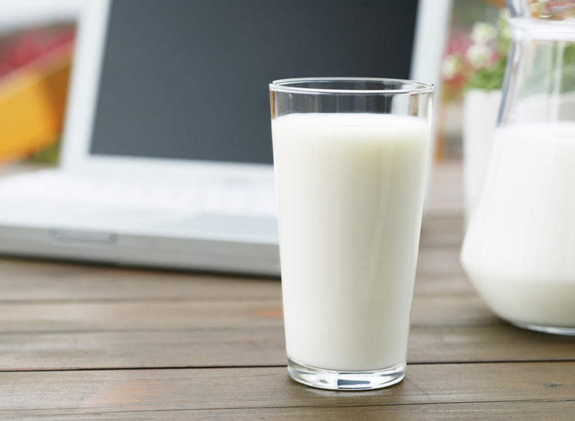 牛奶,无人,横图,室内,特写,白天,正面,电脑,笔记本电脑,植物,桌面,桌子,杯子,朦胧,模糊,网络,木制,壶,盆栽,盆景,饮品,营养,通讯设备,玻璃制品,水壶,饮料,绿色,白色,自然,茶壶,木制品,容器,水杯,生长,成长,无线,乳制品,奶,牛乳,通信设备,无线网络,无线上网,便携式电脑,安神,手提电脑,玻璃杯,彩图