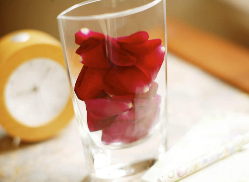 无人,横图,室内,特写,白天,正面,爱情,幸福,纯洁,热情,玫瑰,杯子,书籍,一堆,许多,阴影,堆叠,堆积,朦胧,模糊,盛开,时间,反射,笔,时钟,影子,玫瑰花,办公用品,浪漫,计时,花蕾,玻璃制品,文具,花,花瓣,花朵,鲜花,一个,黄色,红色,铅笔,水杯,学习用品,钟表,花苞,花蕊,温暖,温馨,表,恩爱,单个,堆,文具用品,一支,和睦,感动,尊敬,天真,刺玫花,徘徊花,玻璃杯,书,图书,钟,彩图,融洽