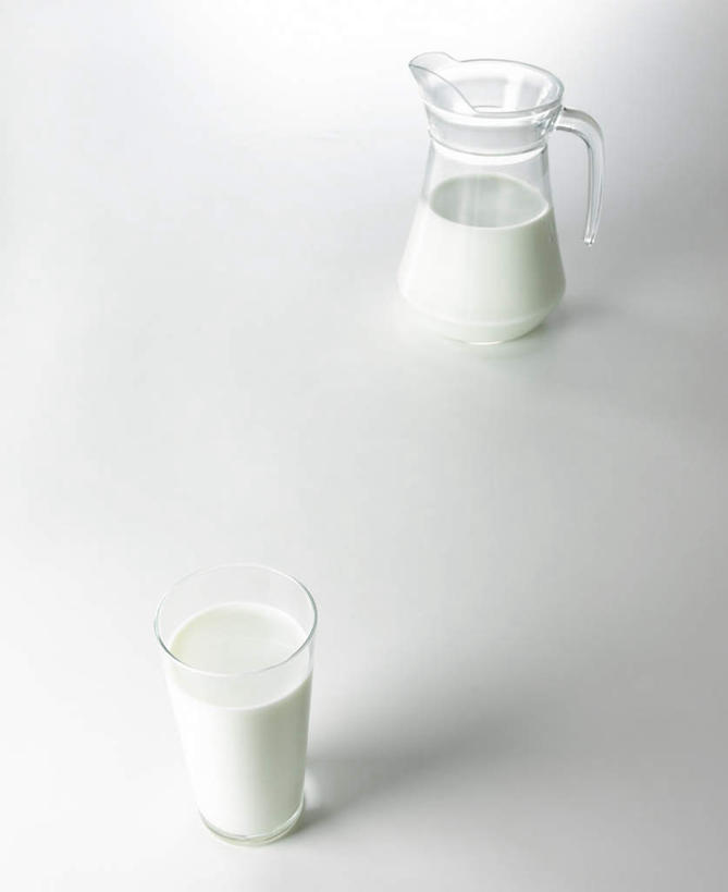 牛奶,无人,竖图,俯视,室内,特写,白天,桌面,桌子,杯子,阴影,反射,木制,壶,影子,饮品,一杯,营养,玻璃制品,水壶,饮料,茶壶,木制品,容器,水杯,乳制品,奶,牛乳,安神,玻璃杯,彩图,高角度拍摄