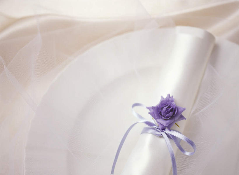 无人,横图,俯视,室内,特写,白天,婚纱,静物,餐具,头纱,盛开,碟子,盘,丝绸,丝带,缎带,花蕾,绸带,花,花瓣,花朵,鲜花,一朵,一个,紫色,白色,盘子,碟,花苞,花蕊,单个,捆绑,证明,证书,结婚证书,结婚证,彩图,高角度拍摄,婚礼服,礼服,婚礼头纱
