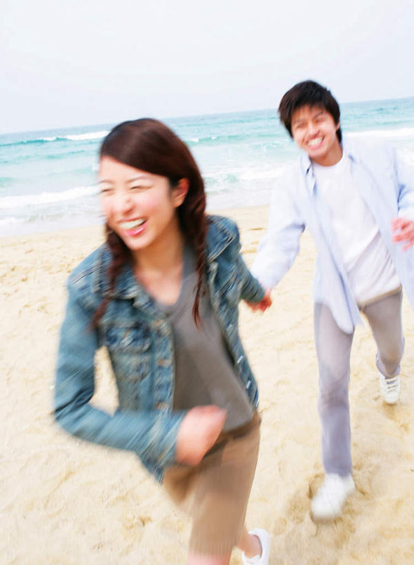 东方人,两个人,笑,微笑,露齿笑,竖图,室外,白天,正面,爱情,海浪,海洋,沙滩,亚洲,阴影,服装,光线,沙子,影子,海岸,浪花,云,云朵,沙地,浪漫,云彩,注视,休闲装,黄种人,牛仔服,衣服,蓝色,白云,蓝天,天空,阳光,海水,天,奔跑,观察,看,休闲,温暖,温馨,休闲服,恩爱,恋人,服饰,晴朗,观看,和睦,察看,关注,海景,男人,男性,年轻男性,年轻女性,女人,女性,亚洲人,情侣,大海,风浪,海,海水的波动,海滩,近岸浪,涌浪,晴空,半身,彩图,伴侣,融洽