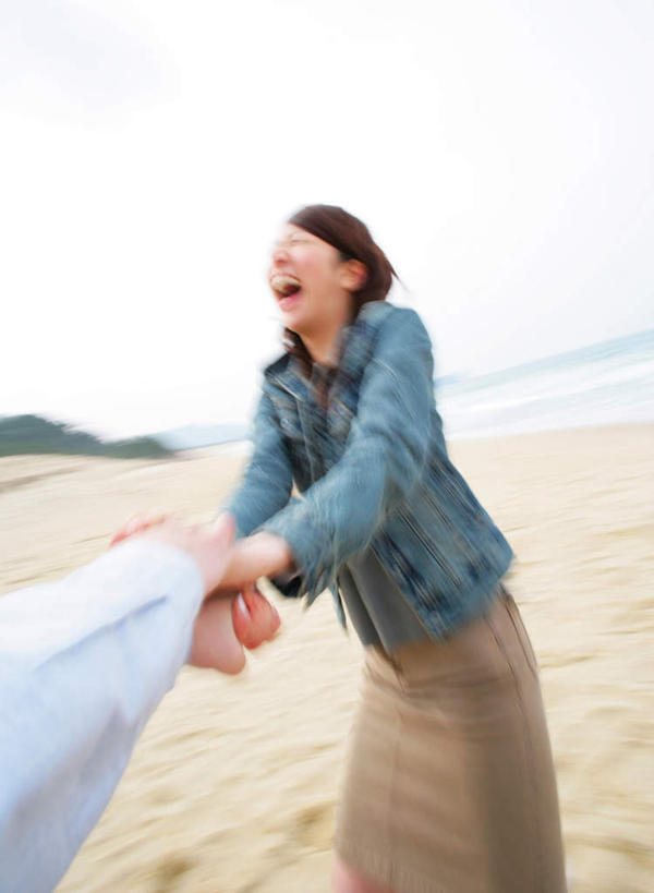 东方人,两个人,站,拉,笑,微笑,露齿笑,竖图,室外,白天,正面,爱情,沙滩,亚洲,阴影,服装,光线,沙子,影子,海岸,云,云朵,沙地,浪漫,云彩,注视,休闲装,黄种人,牛仔服,衣服,蓝色,白云,蓝天,天空,阳光,天,观察,看,站着,休闲,温暖,温馨,休闲服,恩爱,恋人,服饰,晴朗,观看,和睦,察看,关注,男人,男性,年轻男性,年轻女性,女人,女性,亚洲人,情侣,海滩,晴空,站立,半身,彩图,伴侣,融洽