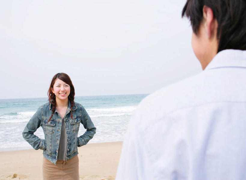 东方人,背部,两个人,站,笑,微笑,露齿笑,横图,室外,白天,正面,爱情,沙滩,亚洲,阴影,服装,光线,沙子,影子,海岸,云,云朵,沙地,浪漫,云彩,注视,休闲装,黄种人,牛仔服,衣服,蓝色,白云,蓝天,天空,阳光,天,观察,看,站着,休闲,温暖,温馨,休闲服,恩爱,恋人,服饰,晴朗,观看,和睦,察看,双手插袋,关注,手插袋,双手抄兜,双手放兜,男人,男性,年轻男性,年轻女性,女人,女性,亚洲人,情侣,海滩,晴空,插兜,两手抄兜,两手放兜,手插兜,手放口袋,站立,半身,彩图,伴侣,融洽,手抄兜