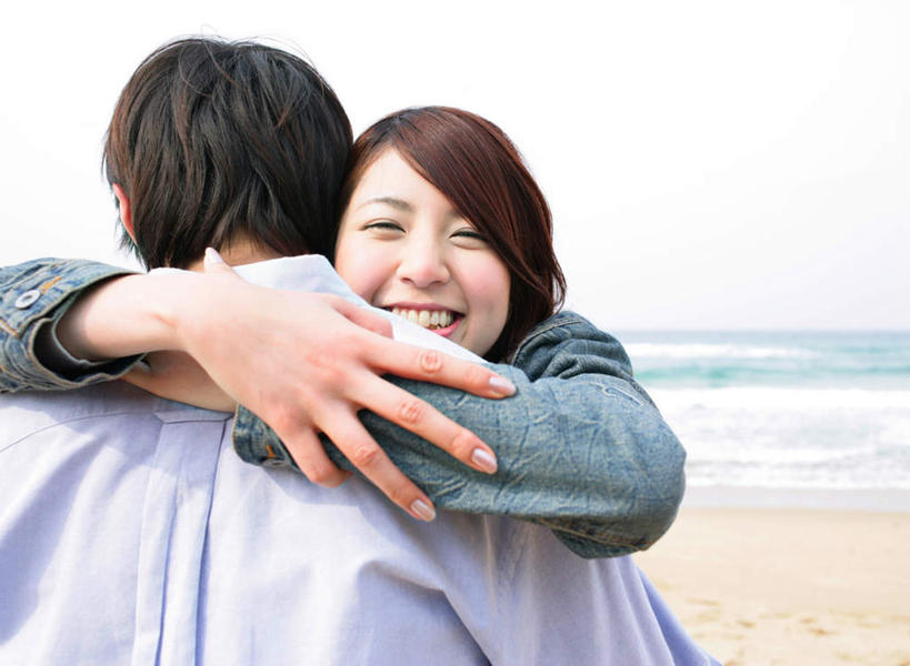 东方人,背部,两个人,站,抱,笑,微笑,横图,室外,白天,正面,爱情,沙滩,亚洲,阴影,服装,光线,沙子,影子,海岸,云,云朵,沙地,浪漫,云彩,注视,休闲装,黄种人,牛仔服,衣服,蓝色,白云,蓝天,天空,阳光,天,观察,看,站着,休闲,温暖,温馨,休闲服,恩爱,恋人,服饰,晴朗,抱着,观看,和睦,察看,搂着,关注,男人,男性,年轻男性,年轻女性,女人,女性,亚洲人,情侣,海滩,晴空,搂,搂抱,站立,半身,彩图,伴侣,融洽