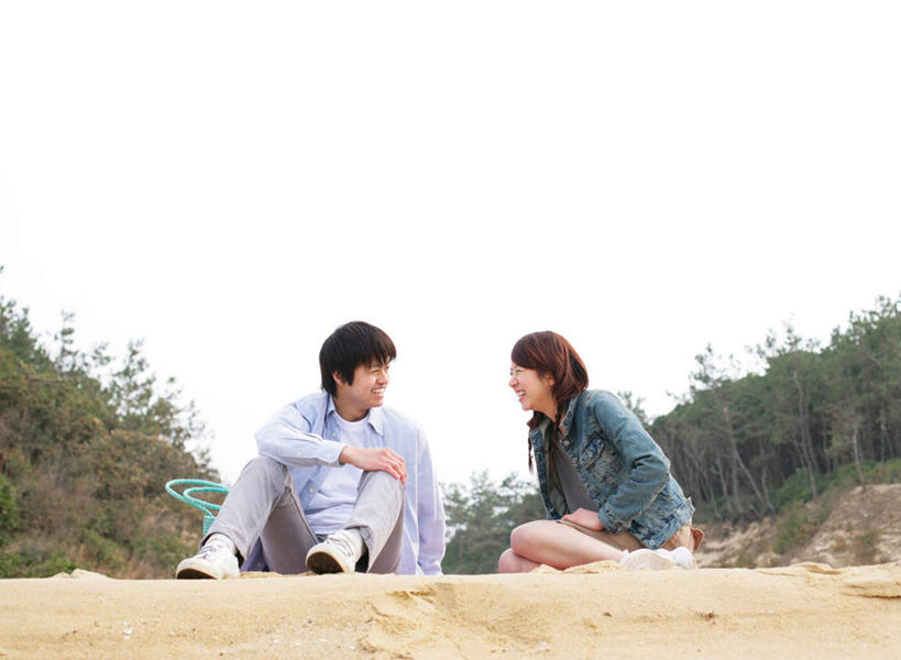 东方人,两个人,坐,笑,说,微笑,露齿笑,横图,室外,白天,正面,爱情,讨论,沙滩,植物,亚洲,阴影,服装,光线,沙子,影子,海岸,云,云朵,沙地,浪漫,云彩,注视,休闲装,黄种人,牛仔服,树,树木,衣服,蓝色,绿色,白云,蓝天,天空,阳光,自然,天,观察,看,休闲,温暖,温馨,休闲服,恩爱,恋人,服饰,生长,晴朗,成长,观看,和睦,察看,关注,交流,男人,男性,年轻男性,年轻女性,女人,女性,亚洲人,情侣,海滩,晴空,沟通,讲话,交谈,商讨,说话,谈话,坐着,彩图,全身,伴侣,融洽