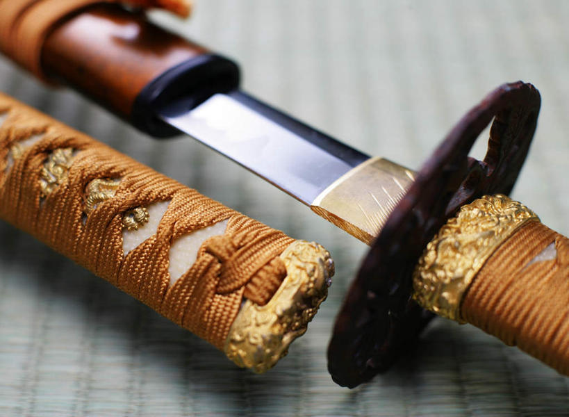 无人,横图,俯视,室内,特写,白天,竞争,静物,一把,对抗,阴影,朦胧,模糊,锐利,冲突,反射,席子,影子,塌塌米,榻榻米,破坏,武器,战争,摄影,影棚,损坏,锋利,尖锐,剑,攻击,威胁,对立,矛盾,兵器,防御,尖利,敌对,挫败,斗争,抗拒,抗衡,杀伤,威慑,犀利,厉害,百兵之君,短兵,叠席,危险,彩图,高角度拍摄,影棚拍摄,拍摄