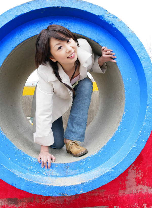 东方人,一个人,蹲,笑,微笑,露齿笑,竖图,室外,白天,正面,亚洲,仅一个年轻女性,仅一个女性,仅一个人,服装,圆形,管子,注视,休闲装,黄种人,管道,衣服,观察,看,休闲,休闲服,服饰,观看,察看,关注,水泥管,年轻女性,女人,女性,亚洲人,蹲着,彩图,全身