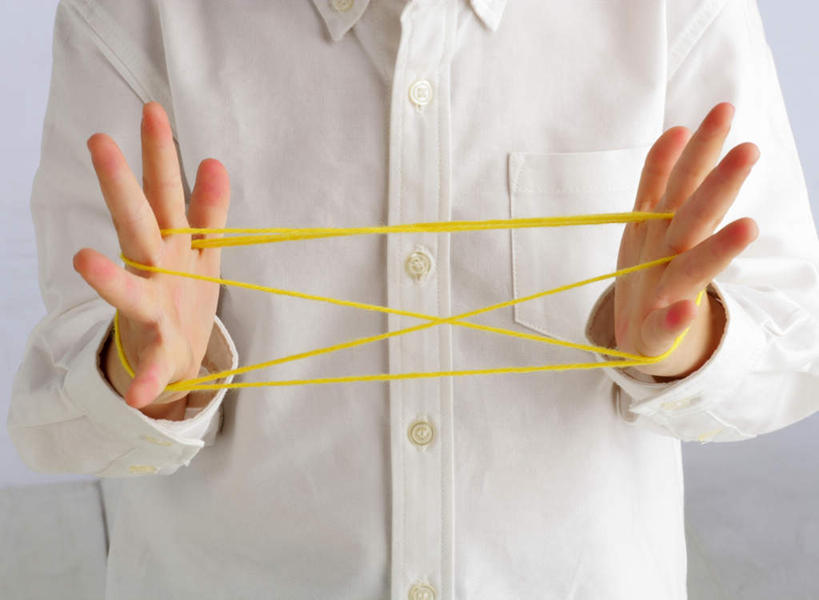 东方人,儿童,手,一个人,横图,室内,特写,白天,白色背景,正面,衬衫,游戏,纯洁,成功,合作,团队,集体,信心,玩具,亚洲,双手,仅一个男性,仅一个人,握,服装,拿,玩,拿着,黄种人,娱乐,队伍,小孩,衣服,白色,绳子,仅一个小孩,休闲,手部,可爱,童年,童趣,翻花绳,握着,摄影,服饰,影棚,活动,绳索,衣着,成就,穿着,发泄,消遣,智力,挑帮帮,合伙,童真,烂漫,无邪,翻绳,宣泄,解绷绷,解勾勾,解钩钩,挑花花线,线翻花,衣饰,解股,天真,翻花鼓,挑绷绷,男孩,男人,男性,亚洲人,孩子,玩耍,嬉戏,半身,彩图,影棚拍摄,衬衣,拍摄,男生