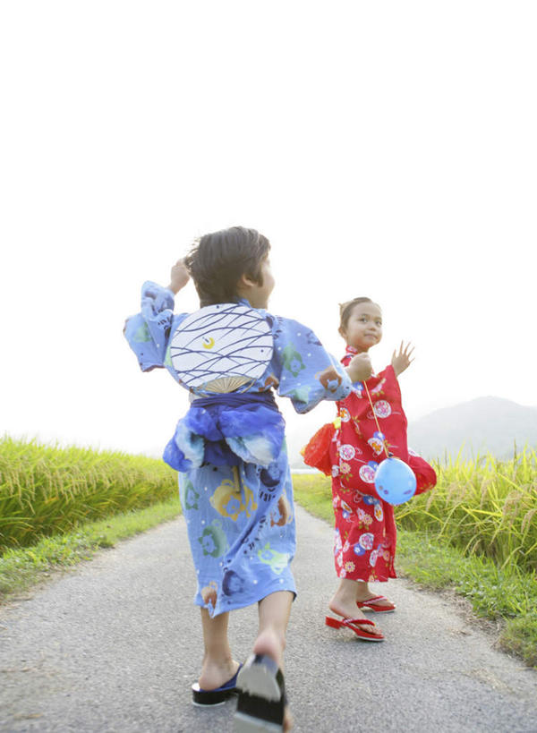 东方人,儿童,背部,两个人,家庭,农田,站,摸,竖图,室外,白天,正面,民族服装,纯洁,庄稼,农作物,石头,山,山脉,道路,路,亚洲,抚摸,指,和服,扇子,石子,山峰,小路,交通,山峦,清凉,注视,指点,黄种人,凉爽,文化,小孩,群山,观察,看,站着,温暖,温馨,一家人,可爱,童年,童趣,服饰,观看,和睦,察看,指向,关注,童真,烂漫,无邪,沉积岩,吴服,唐草,唐花,唐锦,水成岩,天真,男孩,男人,男性,女孩,女人,女性,亚洲人,石块,岩石,触摸,接触,站立,彩图,全身,传统服装,民俗服,耕地,庄稼田,和风扇,和风扇子,凉扇,融洽,男生,女生,传统文化