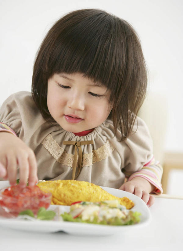 米饭,东方人,儿童,一个人,竖图,室内,白天,正面,烹饪,纯洁,餐具,亚洲,仅一个女性,仅一个人,握,阴影,服装,反射,碟子,盘,影子,墙,炒饭,蛋,蛋包饭,鸡蛋,日本料理,料理,食品,饭,注视,休闲装,黄种人,菜肴,美食,墙壁,墙面,食物,一个,小孩,衣服,白色,盘子,碟,日式料理,低头,观察,看,仅一个小孩,休闲,日式,休闲服,可爱,童年,童趣,握着,服饰,佳肴,单个,观看,五谷,察看,关注,童真,烂漫,无邪,卵,垂头,天真,女孩,女人,女性,亚洲人,孩子,半身,彩图,女生