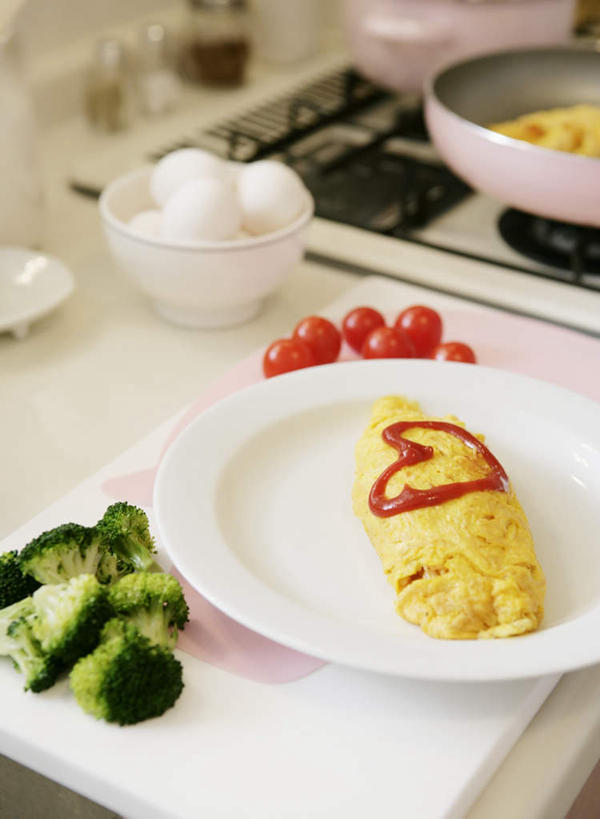 米饭,无人,竖图,俯视,室内,特写,白天,烹饪,餐桌,桌子,蔬菜,西红柿,小番茄,餐具,许多,阴影,新鲜,反射,碟子,盘,影子,陶瓷,花菜,花椰菜,西兰花,炒饭,蛋,蛋包饭,调料,鸡蛋,酱料,酱汁,茄汁,佐料,日本料理,料理,食品,陶瓷制品,饭,调味品,调味料,番茄酱,酱,菜肴,美食,食物,红色,盘子,容器,碟,碗,日式料理,日式,佳肴,有机食品,绿色食品,餐台,储藏,椰菜花,五谷,储存,卵,甘蓝花,小西红柿,樱桃小番茄,珍珠小番茄,樱桃番茄,圣女果,番茄,彩图,高角度拍摄,贮存