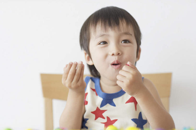 东方人,儿童,嘴,一个人,坐,横图,室内,白天,白色背景,正面,纯洁,椅子,亚洲,仅一个男性,仅一个人,握,服装,木椅,拿,拿着,注视,休闲装,黄种人,小孩,衣服,嘟嘴,观察,看,仅一个小孩,休闲,休闲服,撅嘴,可爱,童年,童趣,握着,摄影,服饰,影棚,观看,察看,关注,童真,烂漫,无邪,天真,男孩,男人,男性,亚洲人,孩子,嘴巴,嘴唇,坐着,半身,彩图,影棚拍摄,拍摄,男生