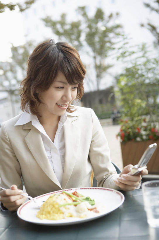 东方人,一个人,商务人士,商务女性,坐,笑,打电话,微笑,露齿笑,竖图,俯视,室外,白天,午餐,植物,餐桌,桌子,餐具,电话,手机,亚洲,仅一个年轻女性,仅一个女性,仅一个人,握,阴影,套装,反射,叉子,碟子,盘,盆栽,影子,盆景,午饭,注视,黄种人,通讯设备,绿色,自然,盘子,碟,低头,观察,看,握着,生长,成长,餐台,观看,察看,关注,商务装,工薪阶层,餐叉,一部,交流,年轻女性,女人,女性,亚洲人,白领,上班族,进餐用具,沟通,通话,坐着,半身,彩图,高角度拍摄