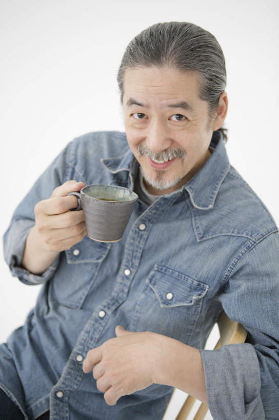 东方人,胡须,头发,一个人,坐,笑,微笑,露齿笑,竖图,俯视,室内,白天,白色背景,杯子,椅子,亚洲,仅一个男性,仅一个人,握,阴影,服装,反射,瓷器,影子,木椅,咖啡杯,陶瓷制品,拿,拿着,注视,休闲装,黄种人,衣服,白色,观察,看,仅一个老年男性,休闲,休闲服,握着,摄影,服饰,影棚,观看,察看,关注,瓷杯,老年男性,男人,男性,亚洲人,胡子,小胡子,抬头,仰头,坐着,半身,彩图,高角度拍摄,影棚拍摄,拍摄