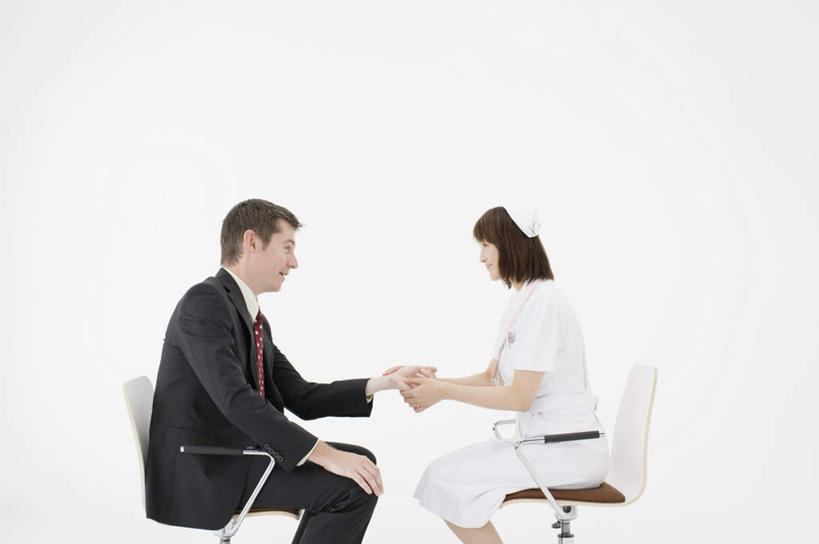 东方人,西方人,两个人,商务人士,病人,护士,商务男性,坐,横图,室内,白天,白色背景,侧面,工作服,衬衫,制服,帽子,椅子,欧洲,欧洲人,亚洲,握,套装,服装,注视,黄种人,相视,衣服,会议椅,观察,看,面对面,握着,摄影,服饰,影棚,观看,对视,办公椅,察看,护士帽,互视,白衣天使,衣着,穿着,关注,病患,相对,商务装,工薪阶层,把脉,相看,商务椅,培训椅,工作制服,衣饰,切脉,评脉,男人,男性,女人,女性,中年男性,中年女性,白种人,亚洲人,白领,患者,就医者,上班族,坐着,半身,彩图,影棚拍摄,衬衣,工作套服,拍摄